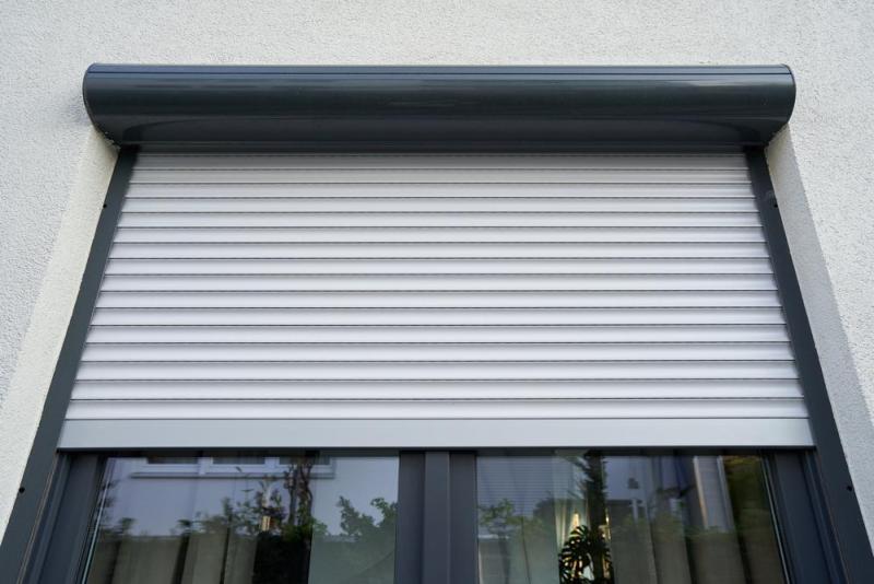 Volet roulant solaire ou &eacute;lectrique, quelle motorisation choisir &agrave; Mainvilliers ?