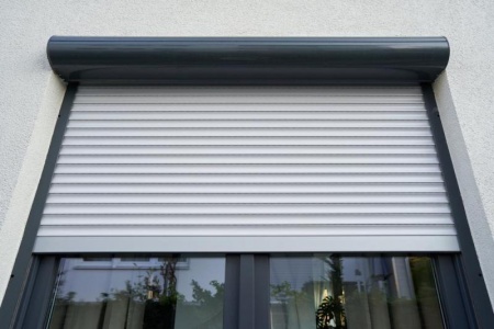 Volet roulant solaire ou &eacute;lectrique, quelle motorisation choisir &agrave; Mainvilliers ?